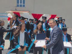 Köy okulunda mezuniyet töreni